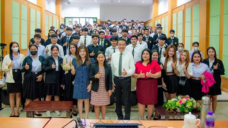 บรรยายสรุป โดยผู้ทรงคุณวุฒิเพื่อให้นักศึกษาได้เรียนรู้จากผู้เชี่ยวชาญ