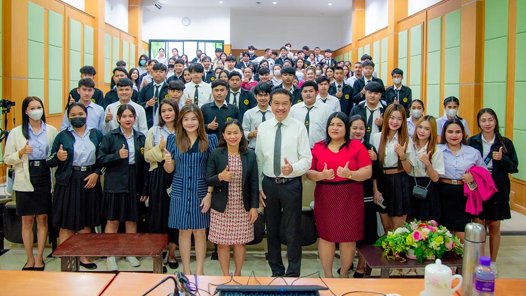 บรรยายสรุป โดยผู้ทรงคุณวุฒิเพื่อให้นักศึกษาได้เรียนรู้จากผู้เชี่ยวชาญ