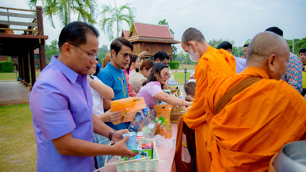 มรส.จัดกิจกรรม"ปูเสื่อปูสาด" ตักบาตรร่วมขัน อนุรักษ์ศิลปะวัฒนธรรม