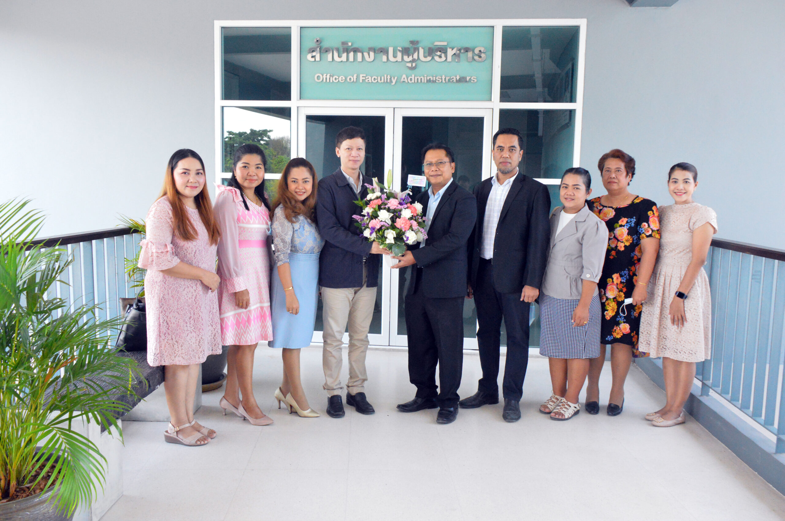 คณบดีนิติศาสตร์ร่วมแสดงความยินดีกับคณบดีครุศาสตร์ และคณบดีมนุษยศาสตร์และสังคมศาสตร์