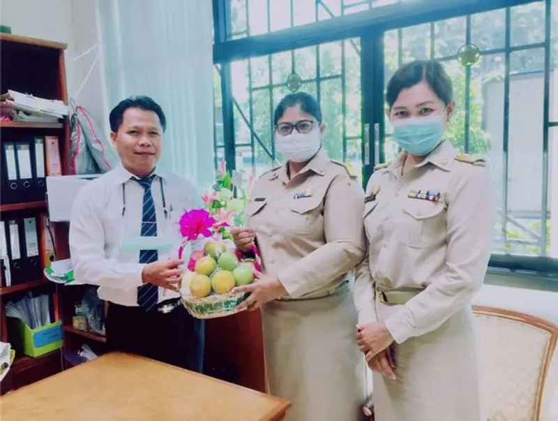 ตัวแทนนักศึกษานิติศาสตร์ภาคบัณฑิต แสดงความยินดีกับคณบดีนิติศาสตร์