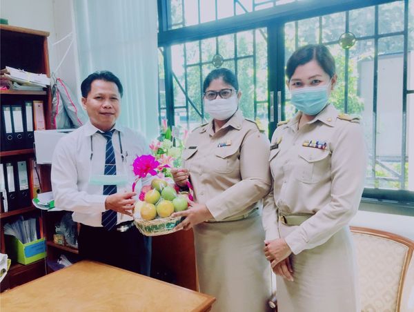 ตัวแทนนักศึกษานิติศาสตร์ภาคบัณฑิต แสดงความยินดีกับคณบดีนิติศาสตร์