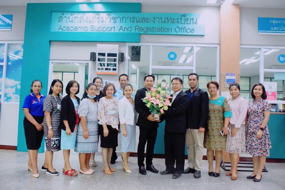 คณบดีนิติศาสตร์แสดงความยินดีกับผู้อำนวยการสำนักส่งเสริมวิชาการและงานทะเบียน