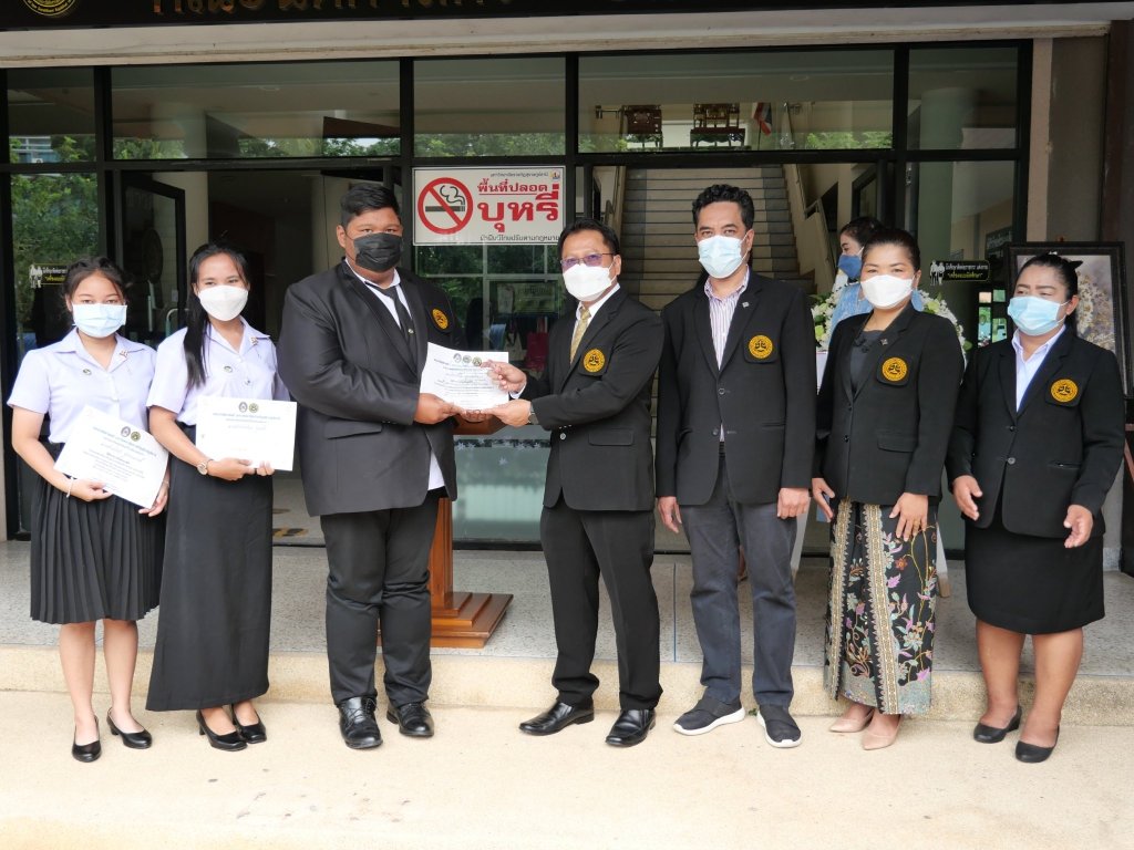 คณะนิติศาสตร์ มรส. มอบรางวัล นักศึกษาร่วมการแข่งขันโต้วาทีภาษาถิ่น(ภาษาใต้) เพื่อส่งเสริมให้นักศึกษามีความรู้ความเข้าใจในกฎหมาย